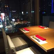 接待にも利用可能な、ゆとりあるカウンター席や個室をご用意。窓際の席からは綺麗な夜景も楽しんでいただけます。落ち着ける雰囲気の中、美味しい料理とお酒をご堪能ください。