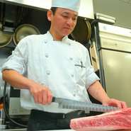 各テーブルには、肉を美味しく味わうため調味料が置かれています。店オリジナルの特製タレ、島根の甘しょうゆ、3種の塩（海塩・湖塩・岩塩）、ポン酢、わさび、ヤンニンといった調味料がそろえられています。