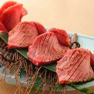 産地やカットの違うメニューがありますが、一番人気はこれ。タンの旨みがしっかり味わえます。（US　Tan）