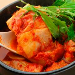 辛すぎない味付けで、家族連れにも人気のある『豆腐チゲ』