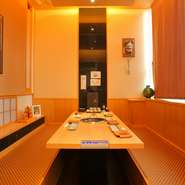 5～6名で利用できる完全個室は接待などにも利用できます。掘りごたつ式なので足元が楽でくつろげます。