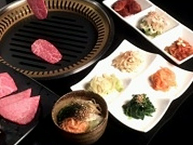 静かな空間でゆったりディナー。