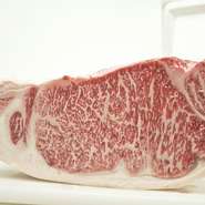【焼肉ステーキあつし】では、「山形牛」の「雌処女牛」を使用しています。生産者にまでこだわった上質の肉を、焼肉・ステーキなどでお楽しみいただけます。