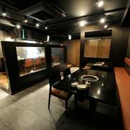 店内は静かで落ち着いた雰囲気となっています。座席は、焼肉用のテーブルと鉄板前のカウンター席をご用意しております。席に限らず、焼肉・ステーキを始めとした各種料理をお楽しみいただけます。