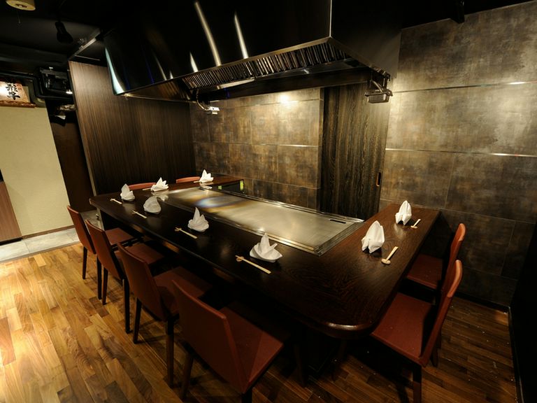 カウンター席の目の前でステーキを焼きます