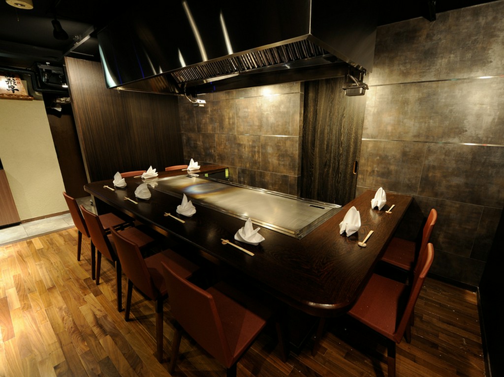 カウンター席の目の前でステーキを焼きます