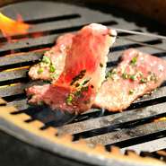 「焼肉」はテーブル席に備え付けられた鉄板の上でお好みの焼き加減でどうぞ。