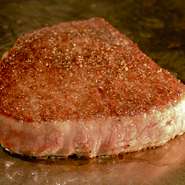 店で使われている「山形牛」は、品質の良いものを常に仕入れるように心がけています。美味しい肉を「ステーキ」などの厚切りで楽しんでいただきたいです。