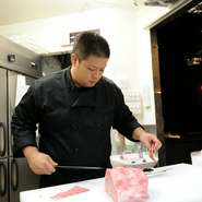 肉の鮮度は空気に触れると落ちていくので、鮮度には十分注意してお出ししています。また、お店の静かな雰囲気を壊さず、お客様の邪魔にならないような接客を心がけています。