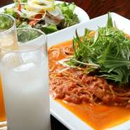 ボリュームのあるランチメニューが魅力の【樽源　深谷店】。和食だけでなく、洋食メニューも豊富。好きな味わいのパスタに、さらにサラダとドリンクバー付き。ガッツリ食べたいときにおすすめです。