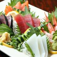 旬の魚を中心とした『お刺身』。四季折々の美味しい魚をいただけます。口の中でとろけるような味わいや、新鮮さが際立つ歯応え。季節を感じることのできる、一皿です。