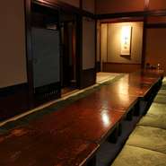 広いお座敷席は、35～36名まで利用可能。足をのばしてゆっくりとくつろぎながら、にぎやかな宴会はいかがでしょう。ボリュームのあるコースも充実しており、心ゆくまで楽しめます。心に残る宴会になること請け合い。