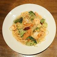 大粒海老とトマトとアボカドのペペロンチーノ