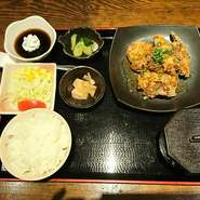 味噌汁orうどん　小鉢・お新香・サラダ・ミニデザート付