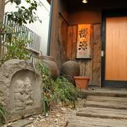 谷中の街中にある、和の情緒あふれる佇まい。心安らぐ空間がここにあります。