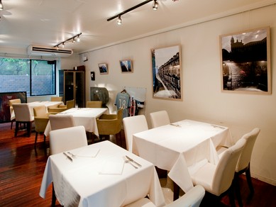 少しだけ聞こえてくる周りの音が、心地よく会話をめてくれます