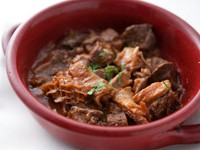イタリア人直伝の郷土料理。8種類の新鮮なモツにトマトとワインの味が染み、歯ごたえの変化も楽しめます。