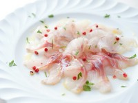 鮮度抜群の締まった魚を、質の良いオリーブオイルと塩でシンプルに仕上げます。写真はスズキを使用。