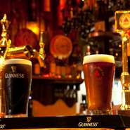 イギリスで人気の『ギネスビール』や『バス』をはじめ、オレンジの香りが爽やかなアメリカの『ブルームーン』など、16種類のビールを提供しています。