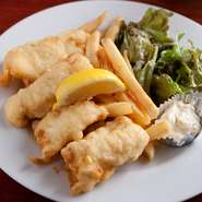 イギリス料理で最も有名な『フィッシュ＆チップス』。豪快にフライした白身魚は本場イギリスの味そのもの。