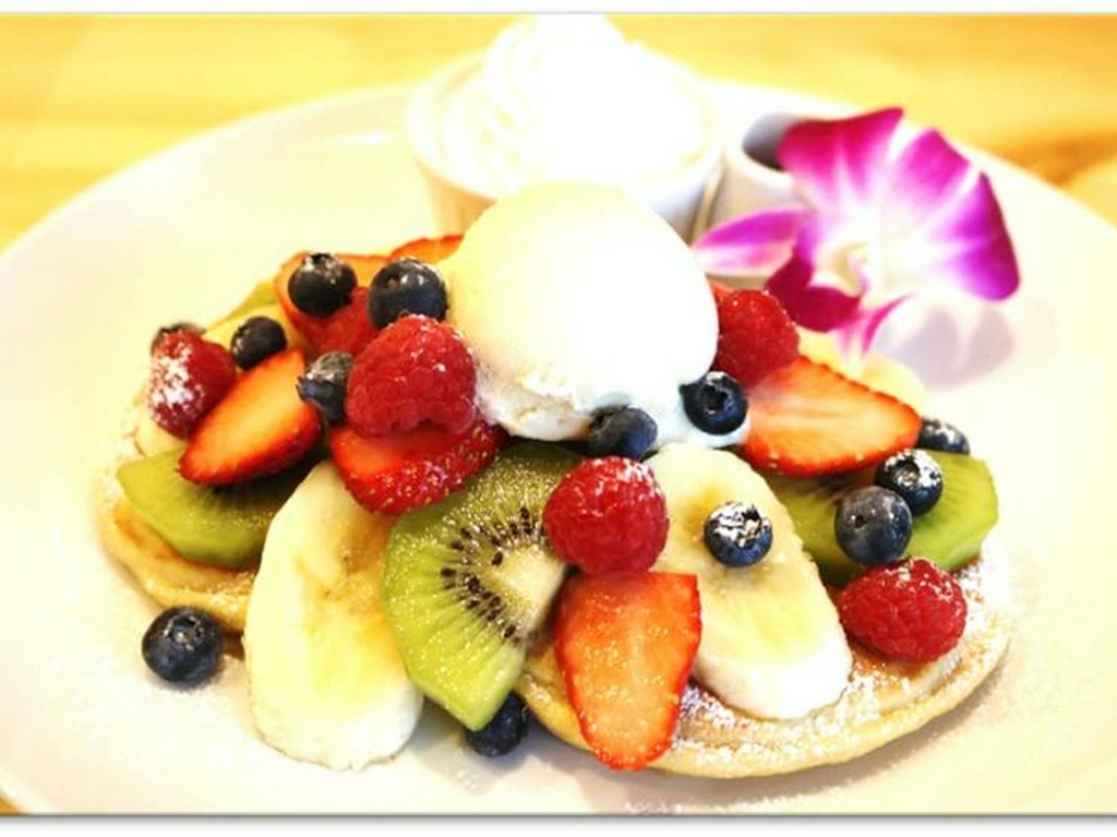 ふんだんなフルーツが美味『ホヌカフェ・オリジナルパンケーキ』