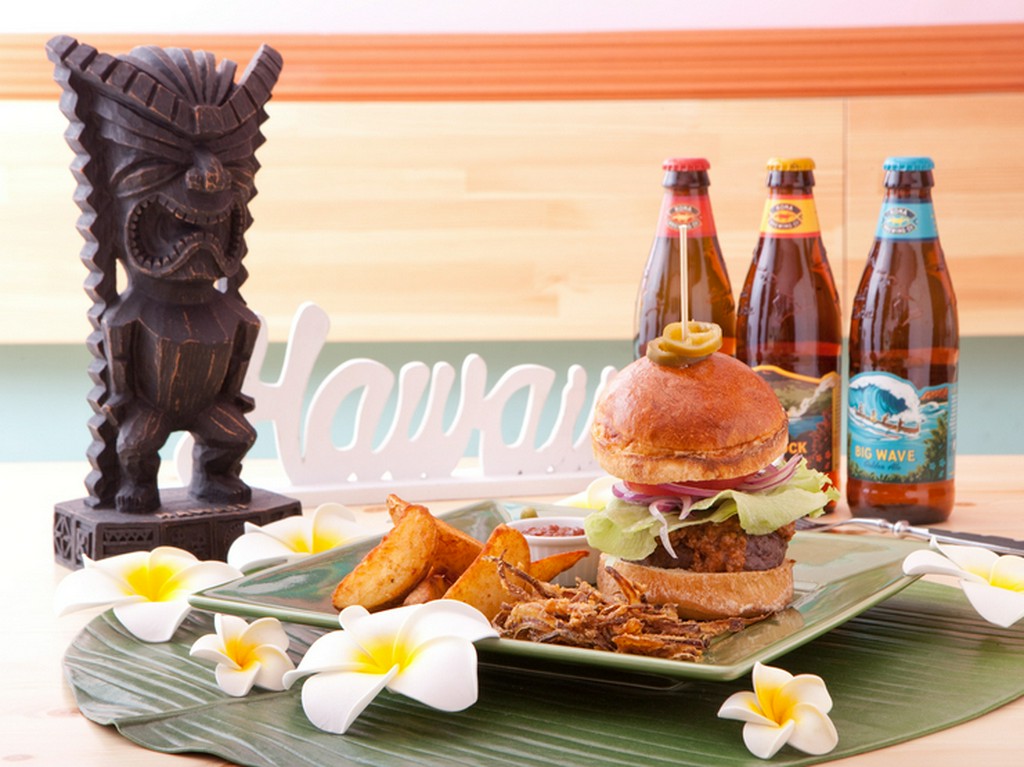 ハワイアンビールと絶品バーガーでハワイ気分