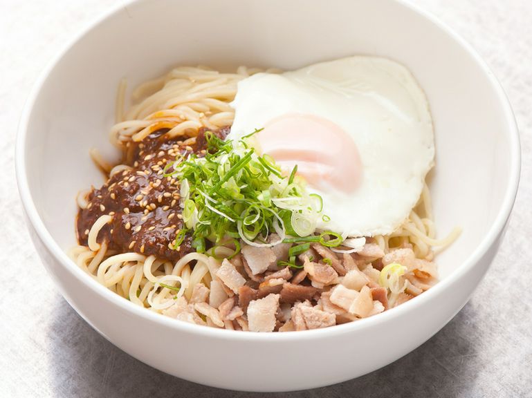 広島発祥! ピリリッとした辛さがクセになる『汁なし坦担麺』