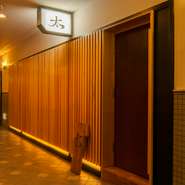 客席数全16席。コースはその日のおまかせコース5000円の1種類のみ。予約で埋まる人気店なので、グルメな友人や彼女を連れていくのに最高のお店です。美味しい料理に会話も弾みます。