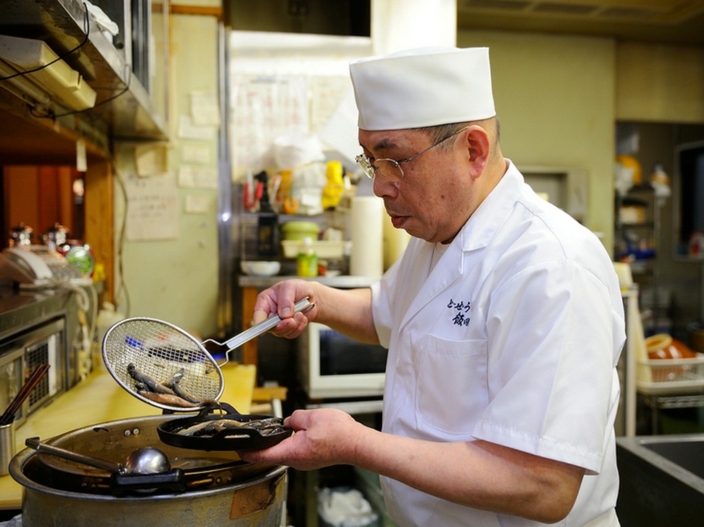 この道40年以上の経験を持つ板長の目と舌が伝統の味を守り抜く
