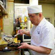 板長として厨房を支える北川孝さんは【どぜう飯田屋】一筋。他の料理に浮気することなく、真摯にどじょうに向き合ってきた職人の目と舌、それに細やかな手仕事から生み出される一皿が多くのお客様を魅了しています。