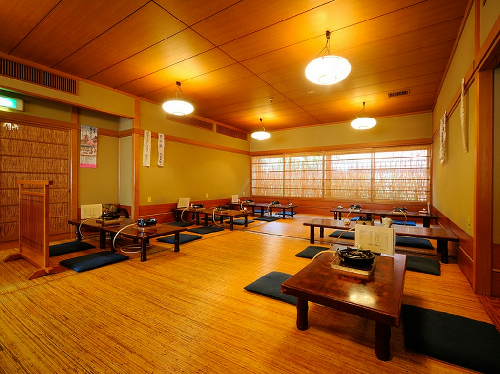 一朝一夕では醸し出せぬ趣きある空間に、料理の期待が高まる