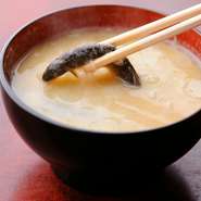 江戸甘味噌を使用。濃厚な味わいですが後味はすっきり。まるのままのどじょうの苦味が味のアクセントに。