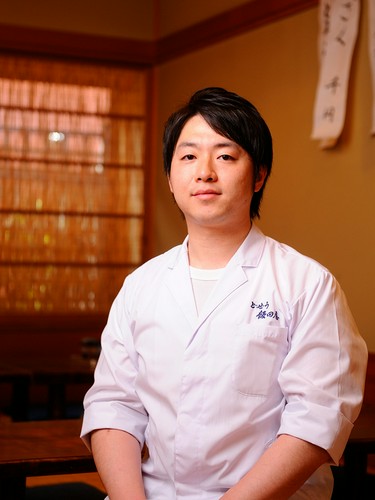 伝統の味を受け継ぎ、今に伝える老舗の五代目・飯田唯之さん
