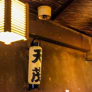 赤坂で創業し、今のビルに移転してから約40年。葦と角竹を張り巡らせた天井など精巧な細工を施した内装は、時を経て飴色に輝いています。長年受け継がれた伝統の味を楽しむのにふさわしい、落ち着いた雰囲気です。