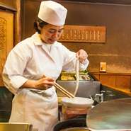 先代の父・倉茂富夫さんは天ぷらの名職人。その技を直接伝授され、高畑粧由里さんが2代目を受け継ぎました。細やかな技術に加え、気持ちを込めて仕事に励む。その姿勢が今も多くの常連客を魅了してやみません。