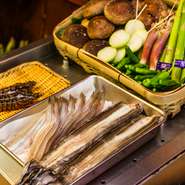 海老や穴子、小柱などの新鮮な魚介類は築地直送。先代から付き合いのある魚屋から、天ぷらに最適なネタだけが運ばれてきます。野菜は玉ねぎやししとうなど定番品のほか、季節が感じられるものも加わります。