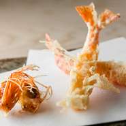 活車海老の捌きたてを天ぷらに。プリッとした身とカリッとした頭の2つの食感を楽しめます。