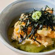 シメはかきあげをのせた『天茶漬け』か『天丼』からチョイス可能。あっさりとした『天茶漬け』が人気です。