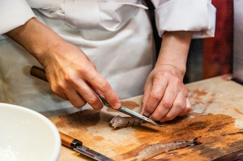 生きた車海老を天ぷらに