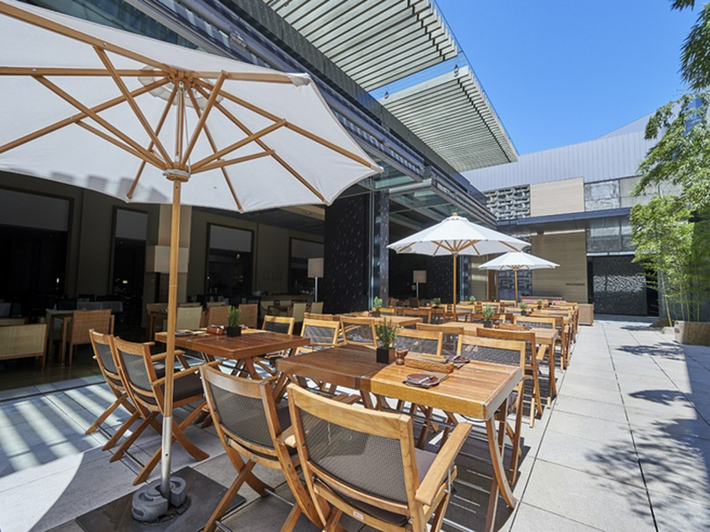 「空中庭園」さながらのテラス席で開放的な気分に浸れる