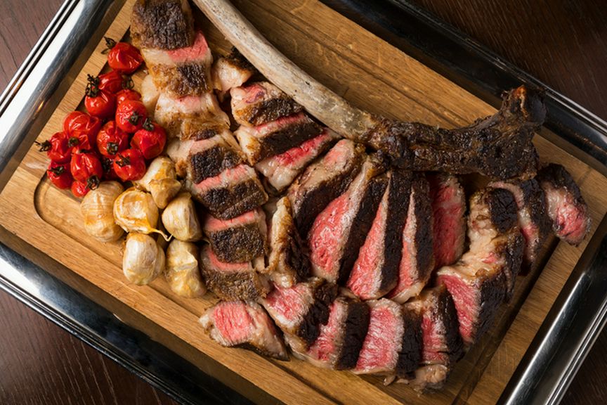 旨味と肉汁を湛えた『国産F1 トマホークステーキ56オンス』