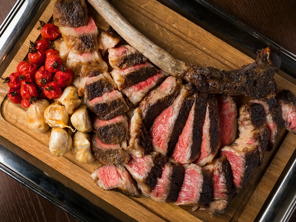 旨味と肉汁を湛えた『国産F1　トマホークステーキ56オンス』