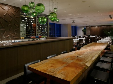 オープンキッチンからシェフの調理パフォーマンスを楽しむ