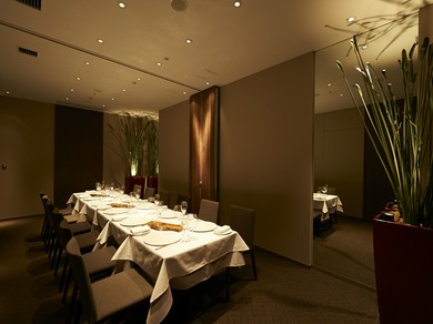 東京駅地下道直結と、アクセスが良好。貸切も可能。