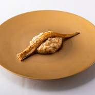 シェフのフランス修業時代の想い出の料理である季節の食材を使用した「リゾット」