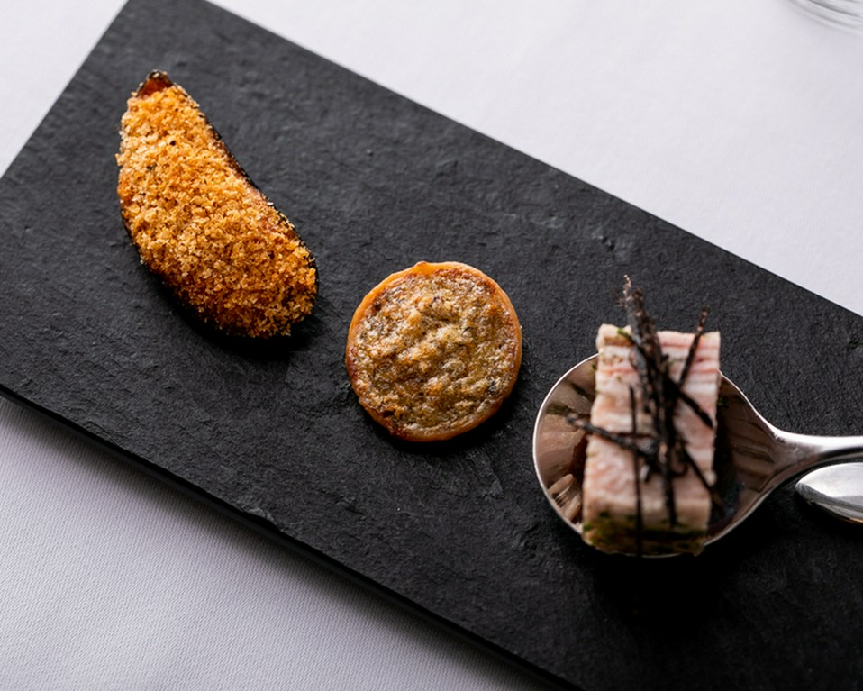 旬の食材をお楽しみいただく季節のディナーコース。
シェフ自ら生産者様を訪問し、厳選素材だけを使用。