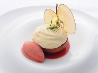 『赤い果実　バニラの甘い香りに包まれた林檎と苺のランデヴー』