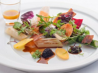 毎日60種以上使う野菜のほとんどは三浦半島の朝採りのものを