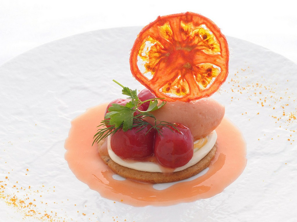 旬のフルーツを厳選。バニラでその味を引き出します