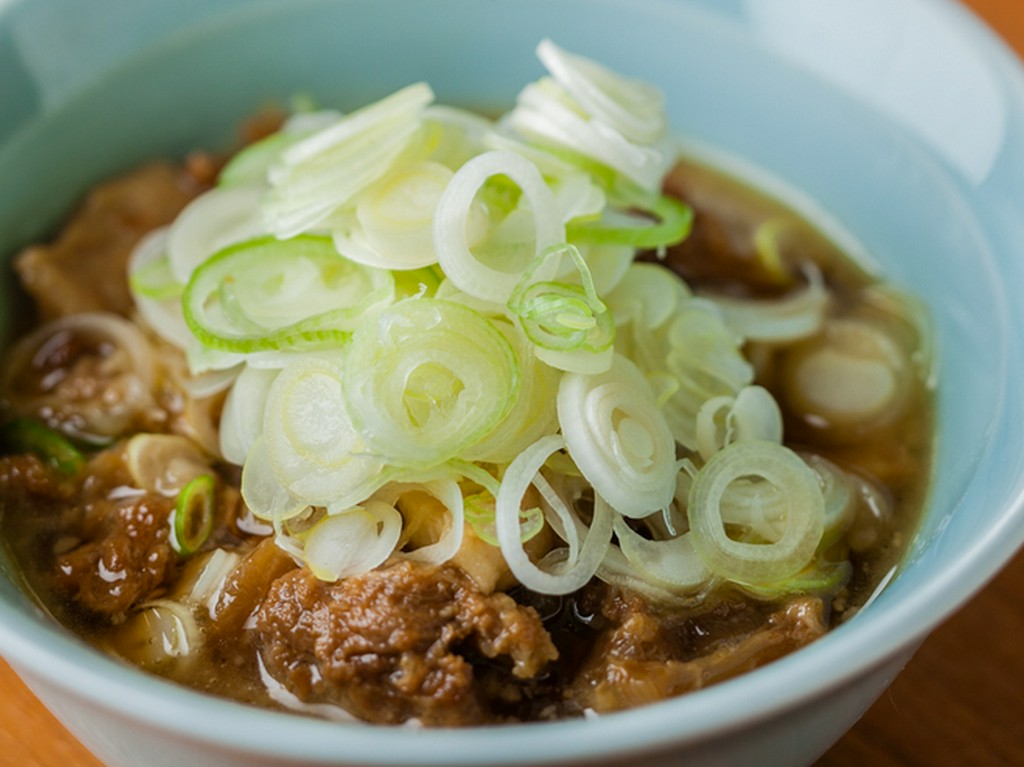 『桜肉スジ煮込み』は桜肉の旨みが溶け込んだスープも美味しい